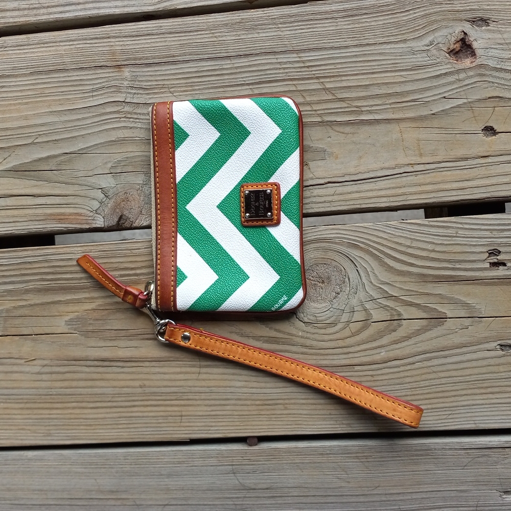 🚫❌️SOLD! Dooney & Bourke Chevron Coated Cotton Leather Wristlet Green White